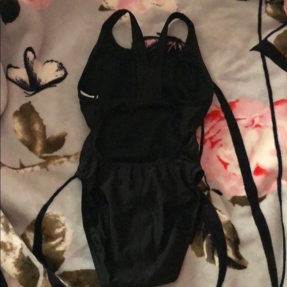 One piece - Picture 2 of 2